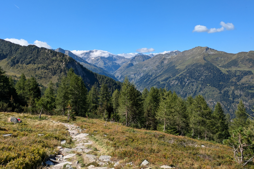 Trail am Berg mit Panoramablick, blauer Himmel